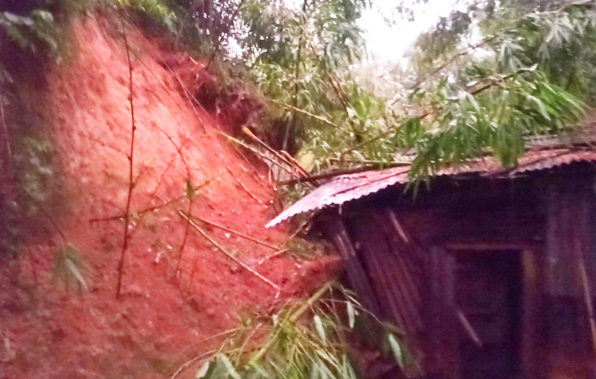 টিলা ধসে আ হ ত ১০