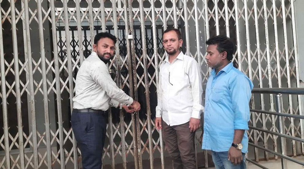 নিউ মেডিল্যাব হাসপাতাল সিলগালা, দুই ডাক্তার পলাতক