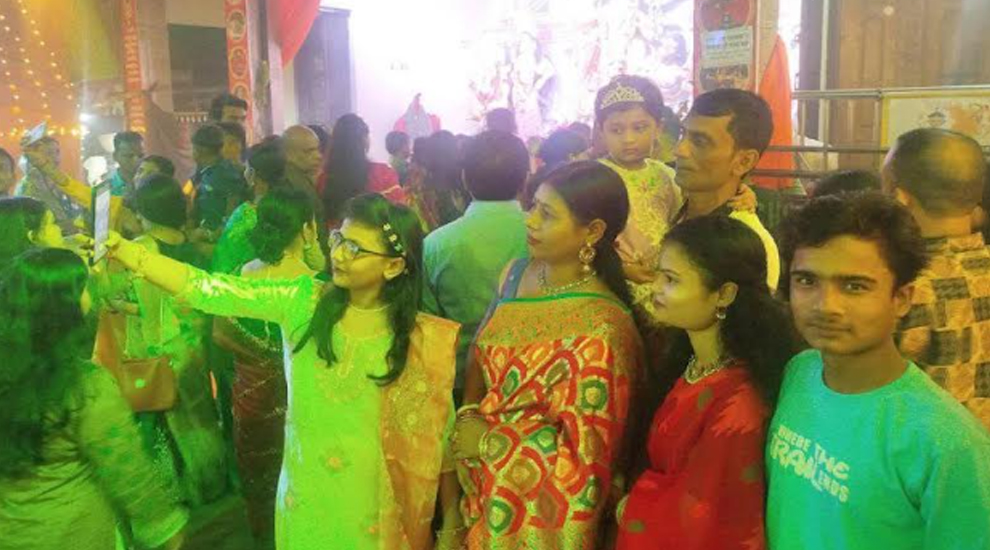 সিলেটে দুর্গাপূজায় উৎসবের আমেজ, মণ্ডপে ঢল