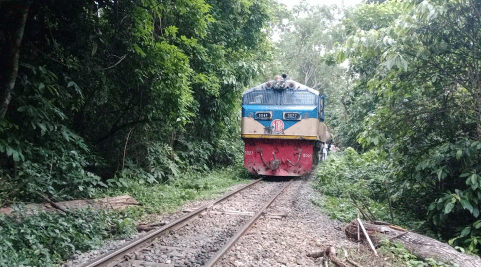 ছি ন তা ই শেষে ফেলে দেওয়া হল সিলেটগামী ট্রেনযাত্রীকে