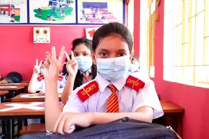 করোনা অতিমারির বিধিনিষেধ শেষে দীর্ঘদিন পর স্কুলে ফিরে উৎফুল্ল শিক্ষার্থী