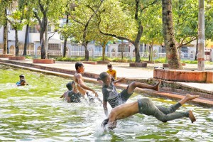 গরমে চরম অস্বস্তিতে জনজীবন, শান্তি পেতে জলে ডুব