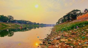 চন্দ্র ও সূর্যের নিয়মিত আগমন-প্রস্থানের হিসাবেই ঘুরে চলে সময়ের চাকা। ছবি: এহিয়া আহমদ।